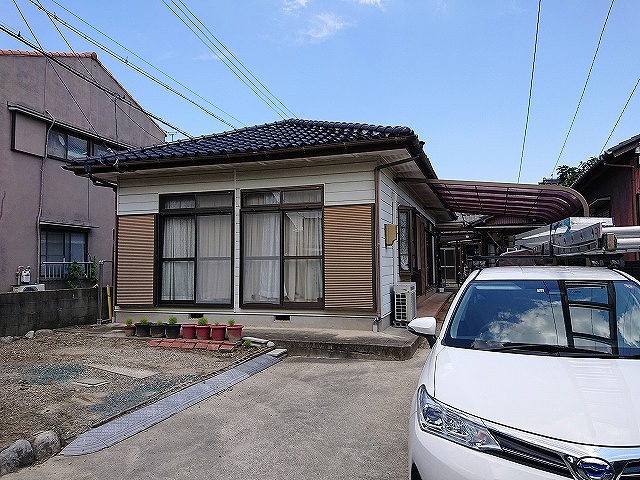 平屋住宅とカーポート全景